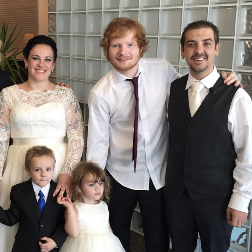 Cantante famoso sorprendiendo a una pareja de recién casados durante su boda, ejemplo de cuánto cobra un artista por actuar en una boda o fiesta privada