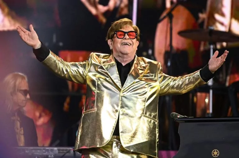 Elton John actuando en una boda privada, ejemplo de cuánto cuesta contratar un artista famoso